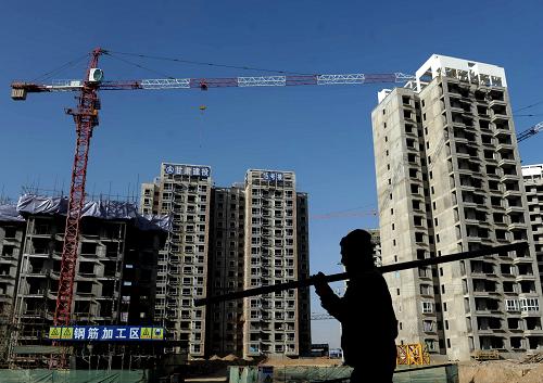 12月7日,工人在蘭州新區(qū)保障房建設(shè)工地上工作。隨著蘭州國(guó)家級(jí)新區(qū)建設(shè)步伐的加快,蘭州新區(qū)加大投資力度建設(shè)保障性住房,總投資34億元的保障房項(xiàng)目目前進(jìn)展順利。這一項(xiàng)目將在蘭州新區(qū)建設(shè)107萬平方米的保障房,為新區(qū)發(fā)展提供基本的生活保障。新華社記者 聶建江 攝