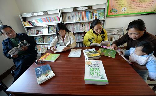 12月7日,江西新建縣樂(lè)化鎮(zhèn)江橋村村民在農(nóng)家書(shū)屋閱讀。江西省農(nóng)家書(shū)屋工程自2007年啟動(dòng)以來(lái),共投入資金3.82億元。截至目前,共建成農(nóng)家書(shū)屋17333家,配備圖書(shū)2600萬(wàn)冊(cè)、報(bào)刊35萬(wàn)份、音像制品和電子出版物173萬(wàn)張,提前3年完成“村村有、全覆蓋”目標(biāo)。新華社記者 周科 攝