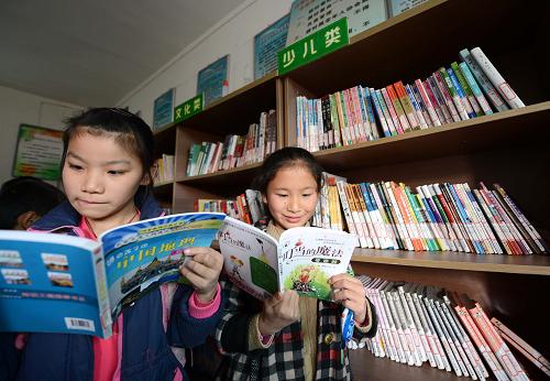 12月7日,江西新建縣溪霞鎮(zhèn)石咀村的孩子在農(nóng)家書(shū)屋閱讀。新華社記者 周科 攝