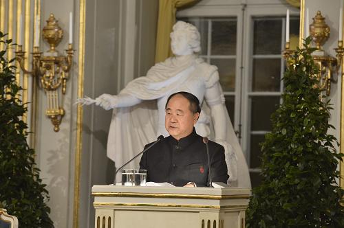 12月7日,2012年諾貝爾文學(xué)獎(jiǎng)得主、中國(guó)作家莫言在瑞典首都斯德哥爾摩的瑞典文學(xué)院發(fā)表演講。