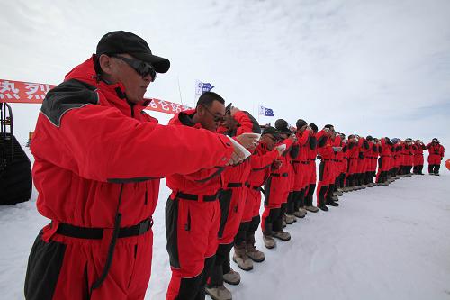 12月16日,25位內(nèi)陸隊隊員在喝壯行酒。喝完壯行酒后,隊員啟程奔赴1228公里外的昆侖站。新華社記者徐硙攝