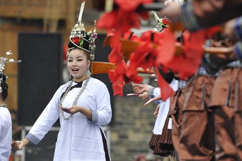 12月18日,侗族同胞在開幕式現(xiàn)場(chǎng)演唱侗族大歌。新華社記者 歐東衢 攝