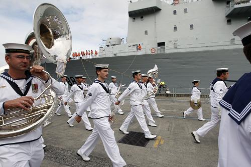 12月18日,在澳大利亞悉尼花園島海軍基地,澳大利亞海軍軍樂(lè)隊(duì)演奏樂(lè)曲,歡迎中國(guó)海軍護(hù)航編隊(duì)來(lái)訪。新華社記者 金林鵬 攝