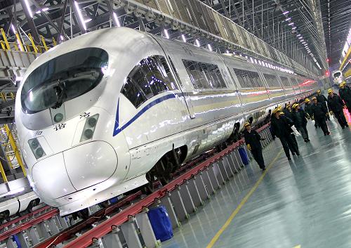 12月19日,動(dòng)車維修保養(yǎng)工人進(jìn)入動(dòng)車檢修車庫(kù)。新華社記者 陳飛 攝