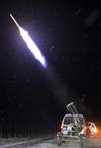 12月20日,增雪火箭發(fā)射升空。新華社記者 王鵬 攝