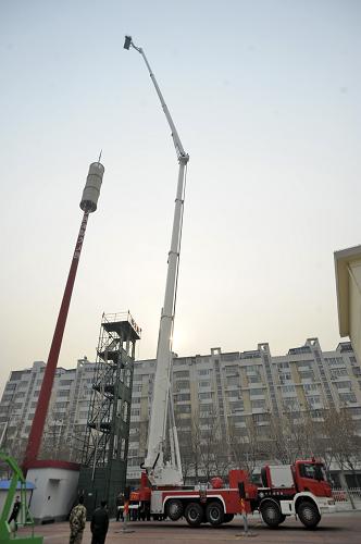 12月20日,天津公安消防總隊(duì)78米登高平臺消防車在驗(yàn)收儀式上進(jìn)行操作演示。新華社發(fā)