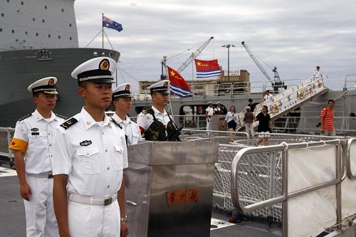 12月20日,在澳大利亞悉尼花園島海軍基地,中國海軍護(hù)航編隊士兵在“常州”號導(dǎo)彈護(hù)衛(wèi)艦上執(zhí)勤。當(dāng)日,中國海軍第十二批護(hù)航編隊在悉尼舉辦開放日活動,吸引眾多來自澳大利亞各地的華僑華人和民眾前來參觀。中國海軍第十二批護(hù)航編隊于本月18日抵達(dá)澳大利亞,進(jìn)行為期5天的正式友好訪問。新華社記者 金林鵬 攝