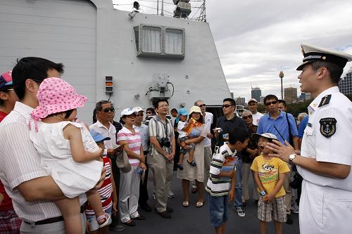 12月20日,在澳大利亞悉尼花園島海軍基地,游客在中國海軍第十二批護(hù)航編隊“常州”號導(dǎo)彈護(hù)衛(wèi)艦上參觀。新華社記者 金林鵬 攝