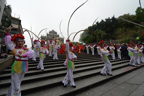 12月20日,巡游隊(duì)伍從澳門大三巴牌坊出發(fā)。當(dāng)日,澳門特區(qū)文化局舉辦“澳門拉丁城區(qū)幻彩大巡游”活動(dòng),慶祝澳門特區(qū)回歸祖國13周年。此次大巡游以澳門地標(biāo)大三巴為起點(diǎn),塔石廣場為終點(diǎn),表演陣容由海內(nèi)外表演隊(duì)伍及數(shù)以百計(jì)的澳門本地演藝精英組成。新華社記者 張金加 攝