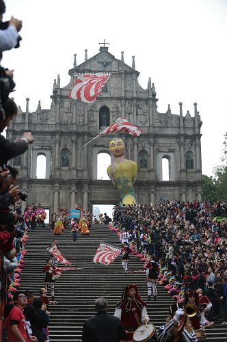 12月20日,巡游隊(duì)伍從澳門大三巴出發(fā)。新華社記者 張金加 攝