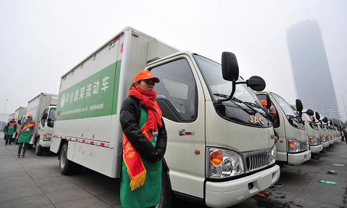 12月21日,平價(jià)蔬菜流動(dòng)車整裝待發(fā)。新華社發(fā)