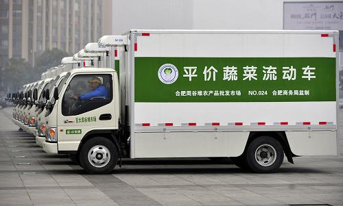 12月21日,平價(jià)蔬菜流動(dòng)車整裝待發(fā)。新華社發(fā)