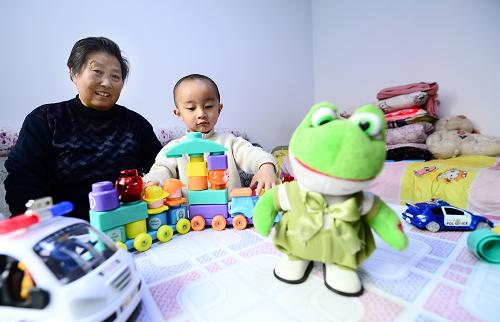在青海省樂(lè)都縣一處保障房小區(qū)內(nèi),4歲的男孩錢(qián)震宇在家中玩耍。2012年青海省城鎮(zhèn)保障性住房新建項(xiàng)目開(kāi)工建設(shè)3.54萬(wàn)套,竣工5.17萬(wàn)套,全面完成2012年度城鎮(zhèn)保障房建設(shè)任務(wù)。自2008年開(kāi)始實(shí)施大規(guī)模城鎮(zhèn)保障性住房建設(shè)以來(lái),青海省已初步建成以廉租住房和公共租賃住房為主體、其他保障形式并舉的多層次城鎮(zhèn)住房保障體系。新華社記者 張宏祥 攝