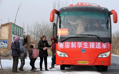 12月21日,甘肅皋蘭縣西岔小學(xué)幾名居住在西岔鎮(zhèn)龔家灣村的學(xué)生被校車送到家門口。截至12月下旬,甘肅省86個縣(市、區(qū))已經(jīng)全部開通義務(wù)教育階段寄宿生接送班車。甘肅省教育廳提供的數(shù)據(jù)表明,甘肅省目前共開通寄宿生校車運營線路3117條,為30.3萬名義務(wù)教育階段寄宿學(xué)生提供校車服務(wù),保障學(xué)生周末安全出行。新華社記者 聶建江 攝