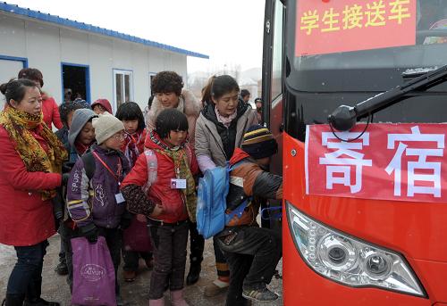 12月21日,甘肅皋蘭縣西岔小學(xué)寄宿學(xué)生登上校車準(zhǔn)備回家。新華社記者 聶建江 攝