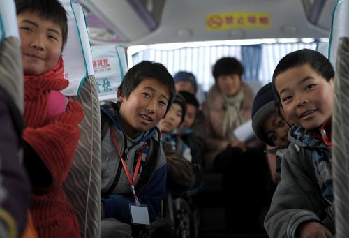 12月21日,甘肅皋蘭縣西岔小學(xué)寄宿學(xué)生乘坐校車回家。新華社記者 聶建江 攝