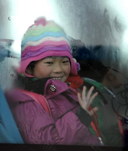 12月21日,甘肅皋蘭縣西岔小學(xué)一名寄宿學(xué)生坐上校車準(zhǔn)備回家。新華社記者 聶建江 攝