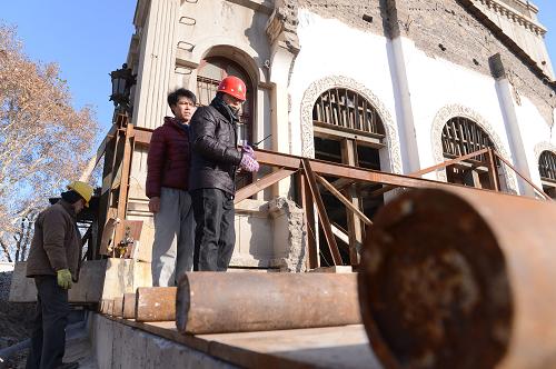 12月23日,技術(shù)人員在指揮黃河博物館主樓平移。新華社記者 趙鵬 攝