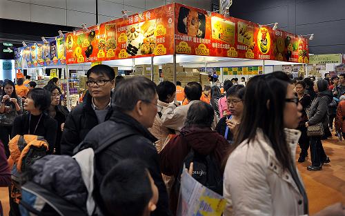 12月23日,市民在展會(huì)選購(gòu)商品。當(dāng)日,為期4天的第十屆香港冬季購(gòu)物節(jié)暨香港冬日美食節(jié)在香港會(huì)展中心開幕。本屆購(gòu)物節(jié)特別安排每日專車接送1000多名內(nèi)地游客前來(lái)購(gòu)物。新華社記者 陳曉偉 攝