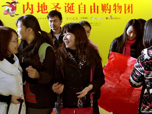 12月23日,來(lái)自內(nèi)地的購(gòu)物團(tuán)成員步入展會(huì)。新華社發(fā)(唐晨攝)