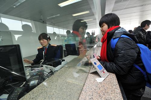 12月25日,在寧夏銀川火車站,旅客在排隊購買車票。新華社記者 彭昭之 攝