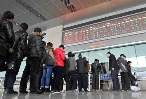 12月25日,在寧夏銀川火車站,旅客在排隊購買車票。新華社記者 彭昭之 攝