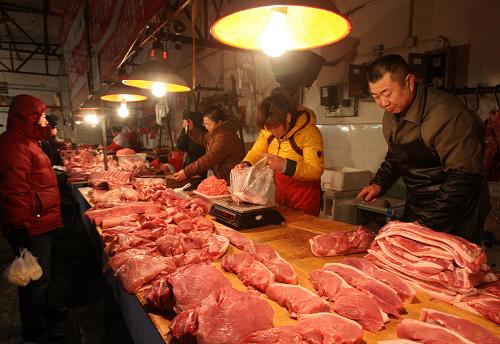 12月25日,顧客在北京西城區(qū)一家農貿市場內選購鮮豬肉。隨著消費旺季來臨,全國豬肉價格漲速加快。監(jiān)測數(shù)據顯示,11月下旬以來,全國豬肉價格明顯回升,漲幅較大的主要集中在東北和華北地區(qū),其中吉林、遼寧、黑龍江的漲幅均超過10%。與去年同期價格相比,豬肉價格仍處低位。新華社記者劉蓮芬攝