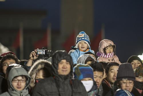 1月1日,人們在北京天安門廣場等待觀看升旗儀式。新華社記者 張宇 攝