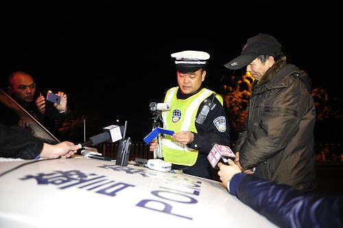 1月1日凌晨,深圳交警在新交規(guī)實施后查處一起機動車闖紅燈違法行為。2013年1月1日,被稱為“史上最嚴(yán)交規(guī)”的修訂版《機動車駕駛證申領(lǐng)和使用規(guī)定》施行。新規(guī)記分項目從原來的38項增到52項,闖紅燈等多項違法行為提高了記分分值,加大了對違章行為的處罰力度。新規(guī)也改進了駕考制度,小客車駕考將更加實用,大中型客貨車駕考審驗更嚴(yán)格。新華社記者 梁旭 攝