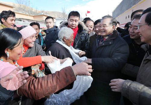 這是2012年12月31日,溫家寶在折龍達(dá)社區(qū)看望居民。新華社記者姚大偉攝