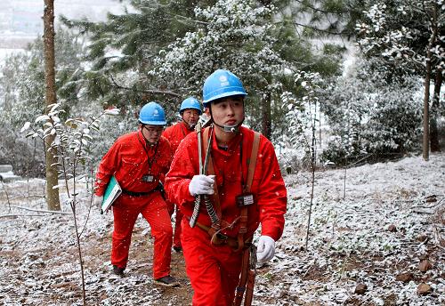 1月4日,長興縣供電局電力搶修人員在泗安鎮(zhèn)西范村巡視故障線路。從1月3日開始,浙江迎來大范圍降雪,多地出現(xiàn)積雪和冰凍。浙江省氣象局發(fā)布2013年首個道路結(jié)冰橙色預警,并預計浙江中北部4日將持續(xù)中到大雪,積雪結(jié)冰將對交通、電力、農(nóng)業(yè)等造成不利影響。為應對低溫雨雪冰凍災害天氣以及寒冷氣候下的用電高峰,浙江省湖州市的安吉、長興縣等縣供電局及時啟動應急預案,進入24小時應急值班,成立搶險分隊,加強對重要設備、線路的巡視,及時發(fā)現(xiàn)隱患,迅速排除故障;合理安排電網(wǎng)運行方式,保障電網(wǎng)安全穩(wěn)定運行。新華社記者 徐昱 攝