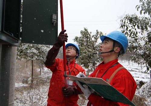 1月4日,長興縣供電局電力搶修人員在泗安鎮(zhèn)三畝村臺區(qū)調(diào)整供電設備,恢復供電。新華社記者 徐昱 攝