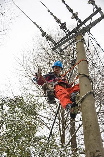 1月4日,安吉縣供電局應急分隊的搶修人員在朗里村搶修一處因為降雪而出現(xiàn)故障的農(nóng)村電網(wǎng)線路。安吉縣內(nèi)山區(qū)較多,積雪最厚超過10厘米,當?shù)毓╇姴块T成立多支應急分隊24小時值班,隨時應對突發(fā)電網(wǎng)故障。新華社記者 徐昱 攝