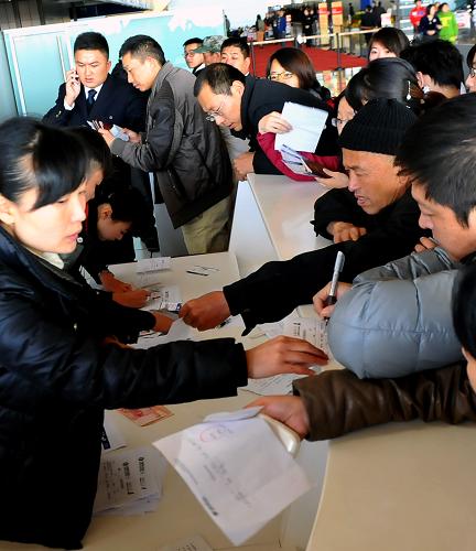 1月4日,機(jī)場(chǎng)工作人員在為乘客辦理登機(jī)手續(xù)。新華社記者陳海寧攝