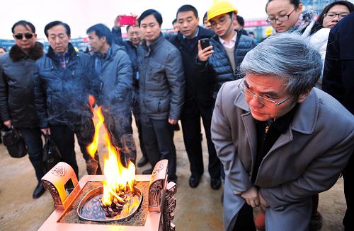 1月20日,參觀者在陽光凱迪生物質(zhì)燃油燃?xì)鈴S觀看被點(diǎn)燃的生物質(zhì)燃油。 當(dāng)日,隨著3個(gè)生物油火炬點(diǎn)火成功,陽光凱迪生物質(zhì)燃油燃?xì)鈴S在武漢未來科技城正式投產(chǎn),將對(duì)秸稈、樹枝、谷殼等農(nóng)林業(yè)廢棄物加工轉(zhuǎn)化,每年可生產(chǎn)1萬噸航油、汽油及柴油。這是全球第一條投入生產(chǎn)的萬噸級(jí)生物質(zhì)燃油生產(chǎn)線。 生物質(zhì)燃油是指有別于石化時(shí)代石油、天然氣的一種新能源。新華社 記者 肖藝九 攝