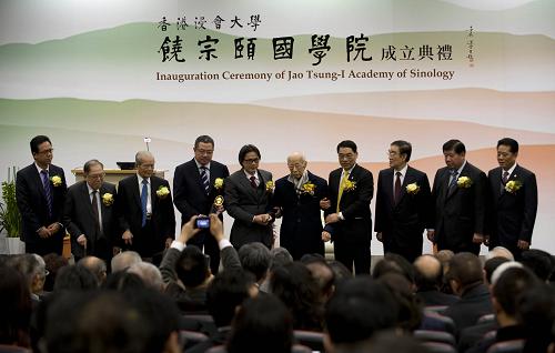 1月21日,國學(xué)大師饒宗頤教授(左六)等嘉賓在成立典禮上合影。當(dāng)日,香港浸會(huì)大學(xué)成立香港首所國學(xué)院,并以當(dāng)代國學(xué)大師饒宗頤教授命名。“饒宗頤國學(xué)院”是一所集研究、教學(xué)、發(fā)展于一體的學(xué)術(shù)教育機(jī)構(gòu),力求提升國學(xué)的國際影響,培養(yǎng)傳承中華文化具有國際視野的優(yōu)秀人才。新華社記者 趙宇思 攝