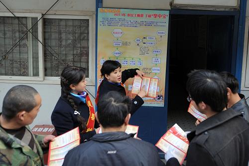 1月21日,在成都建工集團(tuán)四建司東方希望天祥廣場項目部生活區(qū),鐵路部門的工作人員向農(nóng)民工介紹電話購票“掌中寶”使用指南。近日, 針對多數(shù)農(nóng)民工不懂互聯(lián)網(wǎng)訂票但會使用手機(jī)的情況,成都鐵路局制作了“農(nóng)民工電話購票‘掌中寶’”,通過一張簡明圖片,讓訂票步驟一目了然、一看就懂、一學(xué)就會,幫助農(nóng)民工電話訂票,順利踏上回家的歸途。新華社發(fā)(薛玉斌 攝)