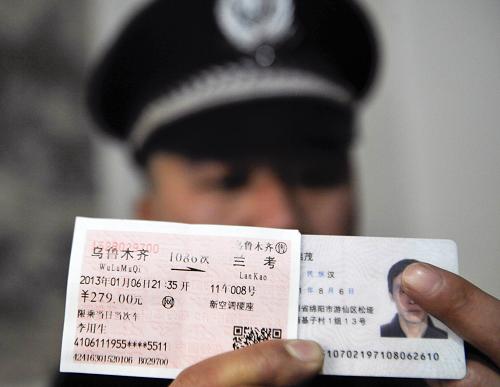 1月22日,烏魯木齊鐵路公安處干警在展示收繳的身份證和火車票。日前,烏魯木齊鐵路公安處成功破獲一起利用失竊身份證套購車票案。據(jù)烏魯木齊鐵路公安處介紹,犯罪嫌疑人首先通過網(wǎng)絡(luò)購買失主的身份證,再利用這些失竊的身份證套購火車票,犯罪嫌疑人在更改完身份證信息后,最終將這些套購來的火車票高價賣給他人,從中謀取暴利。據(jù)了解,鐵路警方在這一案件中共收繳丟失身份證32張,套購火車票200多張。目前,此案在進一步審理當(dāng)中。新華社記者 趙戈 攝