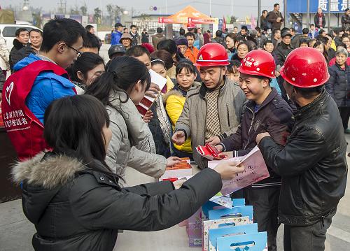 1月22日,江北區(qū)復(fù)盛鎮(zhèn)政府工作人員為建設(shè)者們送上小禮品。新華社記者 陳誠 攝