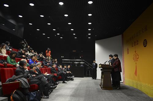 1月22日,臺北故宮博物院院長馮明珠(右一)、北京故宮博物院院長單霽翔(右二)回答記者提問。當(dāng)日,北京故宮博物院院長單霽翔在北京故宮與來訪的臺北故宮博物院院長馮明珠共同舉行記者會。雙方就繼續(xù)落實兩岸故宮“八項共識”,進(jìn)一步鞏固深化交流與合作進(jìn)行了深入探討,并就2013年至2015年合作計劃達(dá)成了廣泛共識。新華社記者 金良快 攝