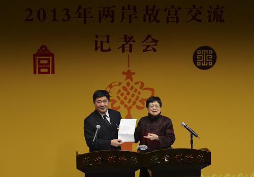 1月22日,臺北故宮博物院院長馮明珠(右)向北京故宮博物院院長單霽翔遞交邀請函,邀請其赴臺北故宮訪問。新華社記者 金良快 攝