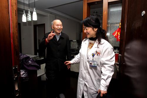 1月22日,上海市長寧區(qū)周家橋街道社區(qū)衛(wèi)生服務(wù)中心的家庭醫(yī)生方紅為社區(qū)居民徐文樂“上門服務(wù)”,對他的慢性病進(jìn)行病情監(jiān)測,臨走時老人送她到門口。新華社發(fā)(丁汀 攝)