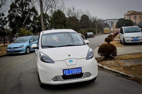1月23日,上海首位獲得新能源汽車免費牌照的車主錢先生駕駛新車上路。新華社發(fā)