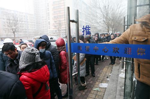 1月23日,在朝陽(yáng)區(qū)房屋權(quán)屬登記大廳外,購(gòu)房者在排隊(duì)等候過(guò)戶(hù)。近日,為控制“黃牛”倒號(hào)行為,北京市朝陽(yáng)區(qū)房屋權(quán)屬登記處開(kāi)始執(zhí)行實(shí)名制取號(hào)。據(jù)工作人員介紹,近期每天有600多號(hào)前來(lái)過(guò)戶(hù),二手房交易量大幅增加,樓市回暖。新華社記者 金立旺 攝