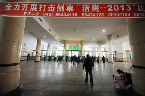 1月23日,哈爾濱火車站二樓的售票大廳冷冷清清。當(dāng)日,哈爾濱火車站開始發(fā)售蛇年除夕日的火車票。在哈爾濱火車站的售票大廳里,記者發(fā)現(xiàn)沒有了往年“推不開門”的火爆“排票”場(chǎng)面。據(jù)哈站工作人員介紹,受網(wǎng)上訂票、電話訂票分流等因素影響,今年哈爾濱站窗口售票壓力大為減輕,通宵“排票”的情況看不到了。為應(yīng)對(duì)春運(yùn)期間突增的購票流,哈站還增設(shè)了自動(dòng)售票機(jī),并預(yù)備了臨時(shí)售票窗口。新華社記者 王建威 攝