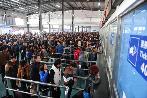 1月23日,旅客在金陽汽運(yùn)站售票大廳排隊(duì)購票。 當(dāng)日,距2013年春運(yùn)開始時(shí)間(1月26日)還有3天,大批外出務(wù)工人員和學(xué)生避開春運(yùn)高峰期提前回家,貴陽金陽汽運(yùn)站客流量明顯增加,日均旅客發(fā)送量已接近4萬人。據(jù)貴州省交通廳預(yù)計(jì),2013年春運(yùn)期間,貴州省道路旅客運(yùn)輸量將達(dá)6800萬人次,較2012年同比增長6%。新華社發(fā)(陶亮 攝)