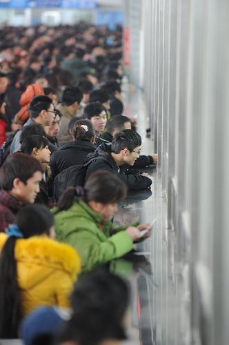 1月23日,旅客在金陽汽運(yùn)站售票大廳排隊(duì)購票。新華社發(fā)(陶亮 攝)