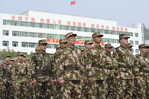 1月23日,參與春運(yùn)安保工作的駐深邊防部隊(duì)官兵在誓師大會(huì)上。當(dāng)日,廣東省公安邊防總隊(duì)增援2013年深圳地區(qū)春運(yùn)執(zhí)勤誓師大會(huì)在邊防七支隊(duì)馬塘尾訓(xùn)練基地舉行。為協(xié)助地方公安機(jī)關(guān)和鐵道部門做好2013年春運(yùn)執(zhí)勤工作,廣東邊防總隊(duì)將于春節(jié)前抽調(diào)駐深邊防部隊(duì)410名警力參加深圳地區(qū)深圳火車站、深圳火車東站、深圳火車西站、深圳火車北站等地的春運(yùn)執(zhí)勤工作,確保鐵路運(yùn)輸安全,保障社會(huì)治安穩(wěn)定。新華社記者 梁旭 攝