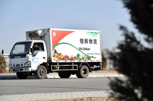 1月23日,供應(yīng)冬季儲備的公司的貨運車行駛在前往下一家投放超市的路上。據(jù)了解,這些貨車每天都要為銀川市30余家超市提供儲備蔬菜。新華社記者 彭昭之 攝