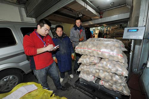 1月23日,在銀川市一家出售儲備菜的超市進貨車間內(nèi),工作人員在清點當日運到的儲備菜。新華社記者 彭昭之 攝